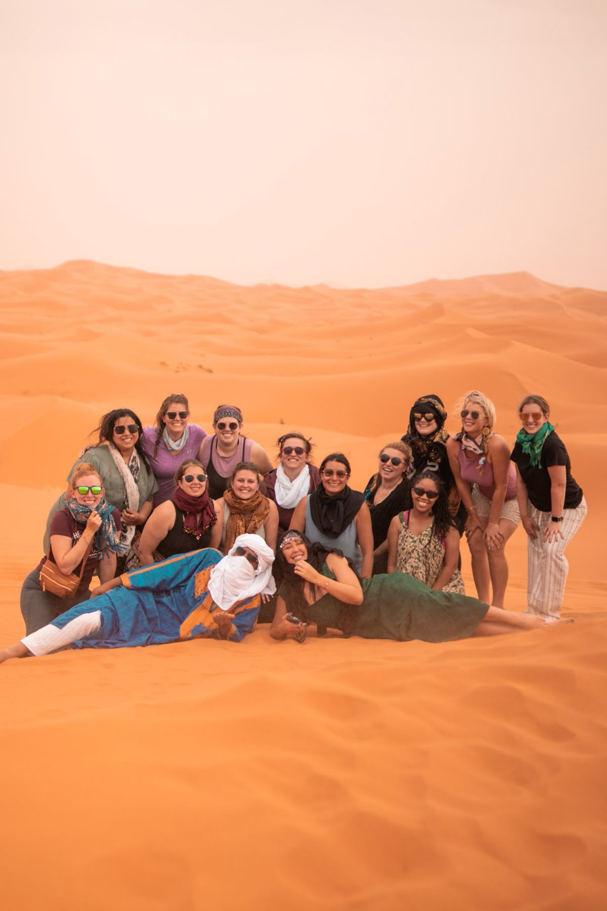 Viajeros con su guía de Excursiones al Desierto en el sur de Marruecos