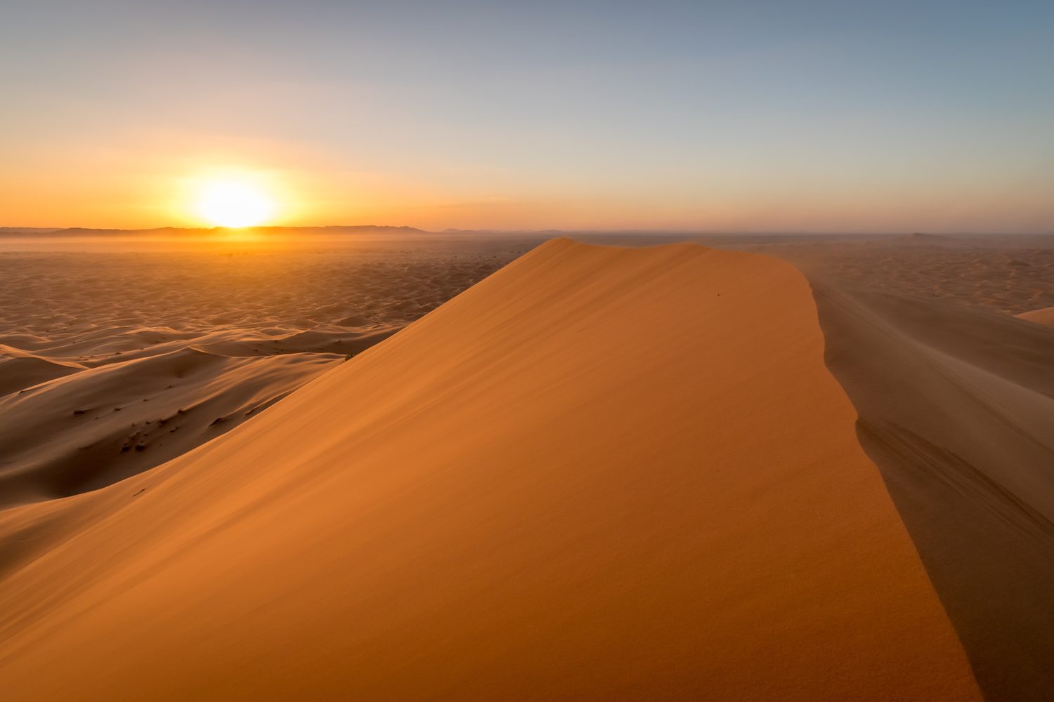 Noche en el desierto de Merzouga: camellos y campamento